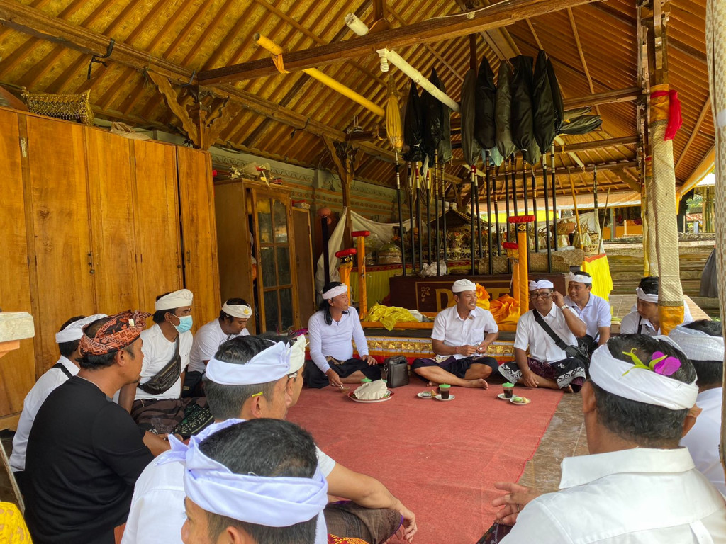 Piodalan Di Pura Penataran Sari Petang, Perbekel Petang Bersama Pemerintahan Desa Petang Ngaturang Dana Punia dan Artos